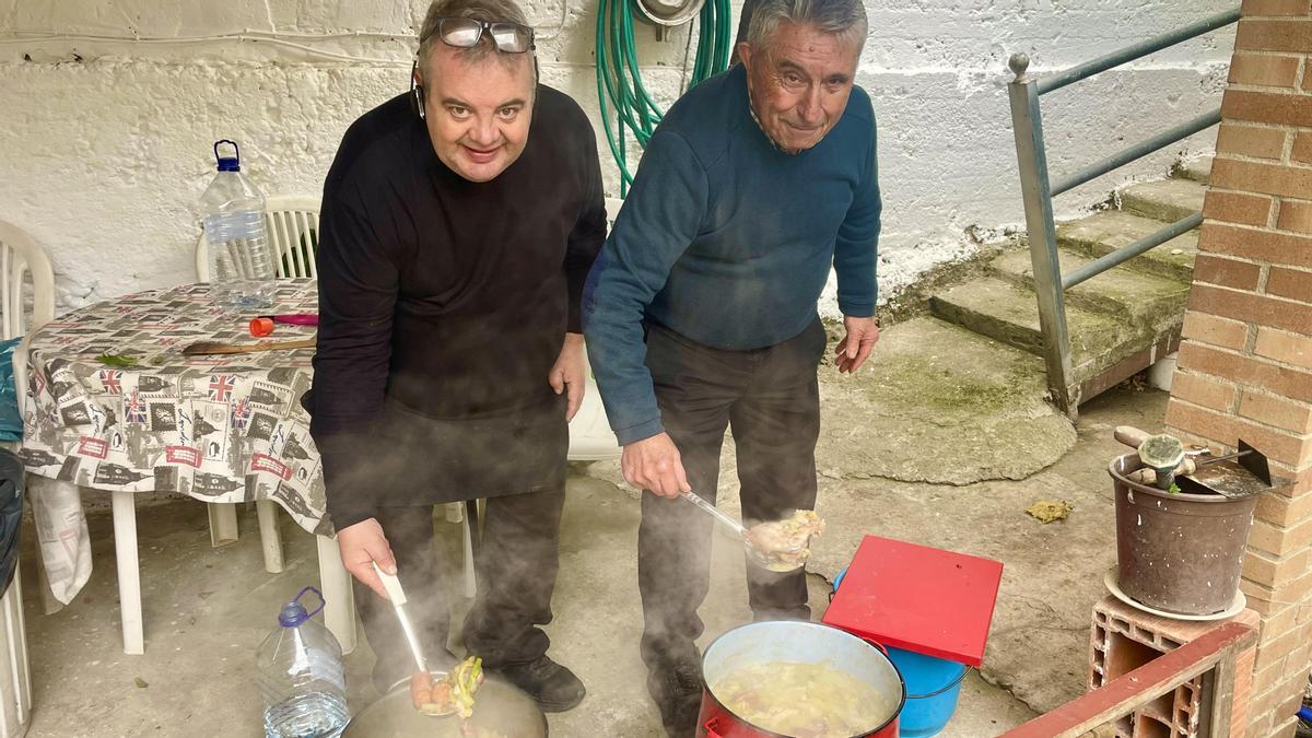 Luis Alberto González (izda) y Vicente Campo preparando los pucheros, este mediodía en Lodosa