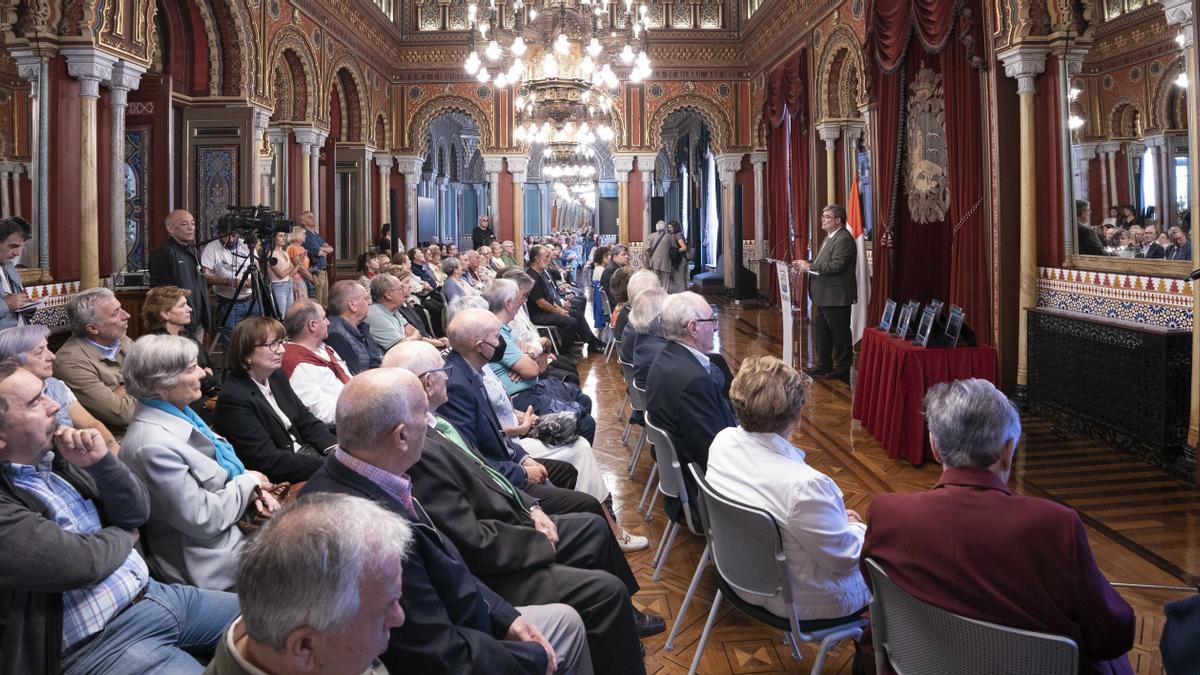 El alcalde se dirige ayer a las asociaciones de mayores.