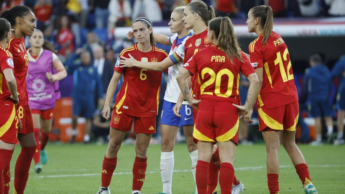 Leah Williamson consuela a Aitana Bonmatí e Irene Paredes tras la tanda de penaltis.