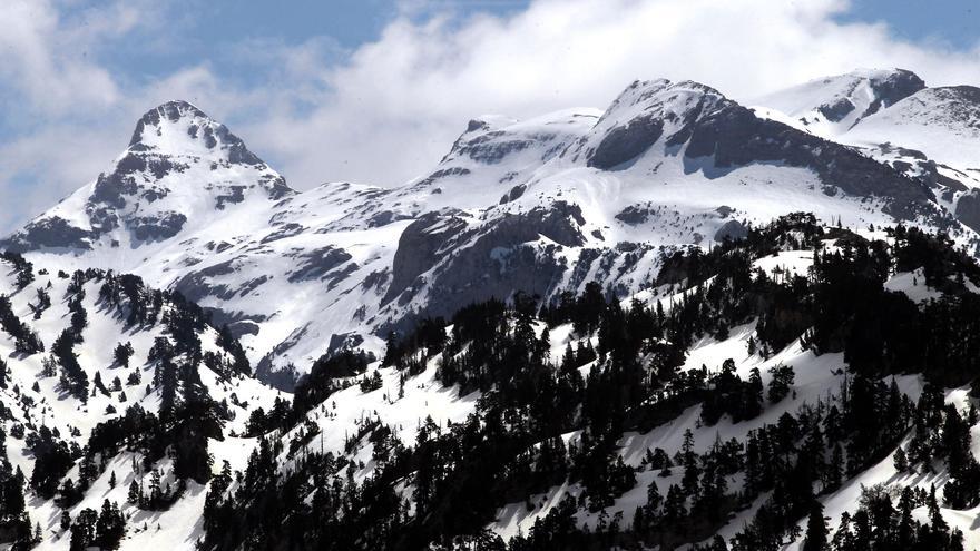 Rescate en la Mesa de los Tres Reyes: evacuado un montañero tras un accidente con crampones