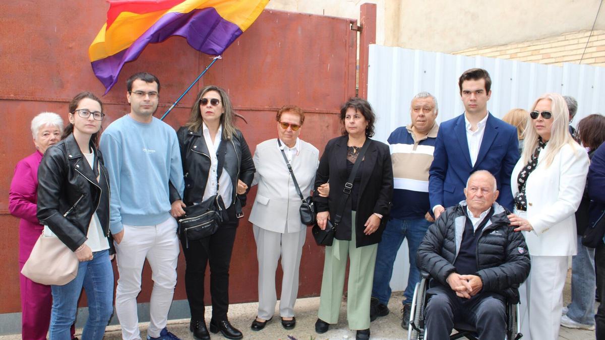 Familiares de Juan Arellano tras colocar el tropezón, con Fermín Arellano en silla de ruedas.