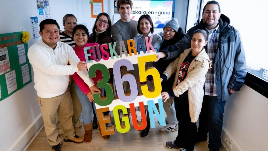 El alcalde de Donostia, Jon Insausti, agradece a la población migrante el esfuerzo que hace por aprender euskera