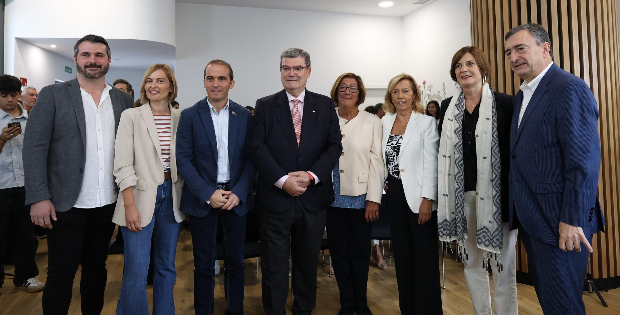 Koldo Berganzo, Amaia Antxustegi, Iñigo Ansola, Juan Mari Aburto; la viuda de Iñigo Pombo, Itziar Rodilla; Begoña Díez, Lide Amilibia y Aitor Esteban.