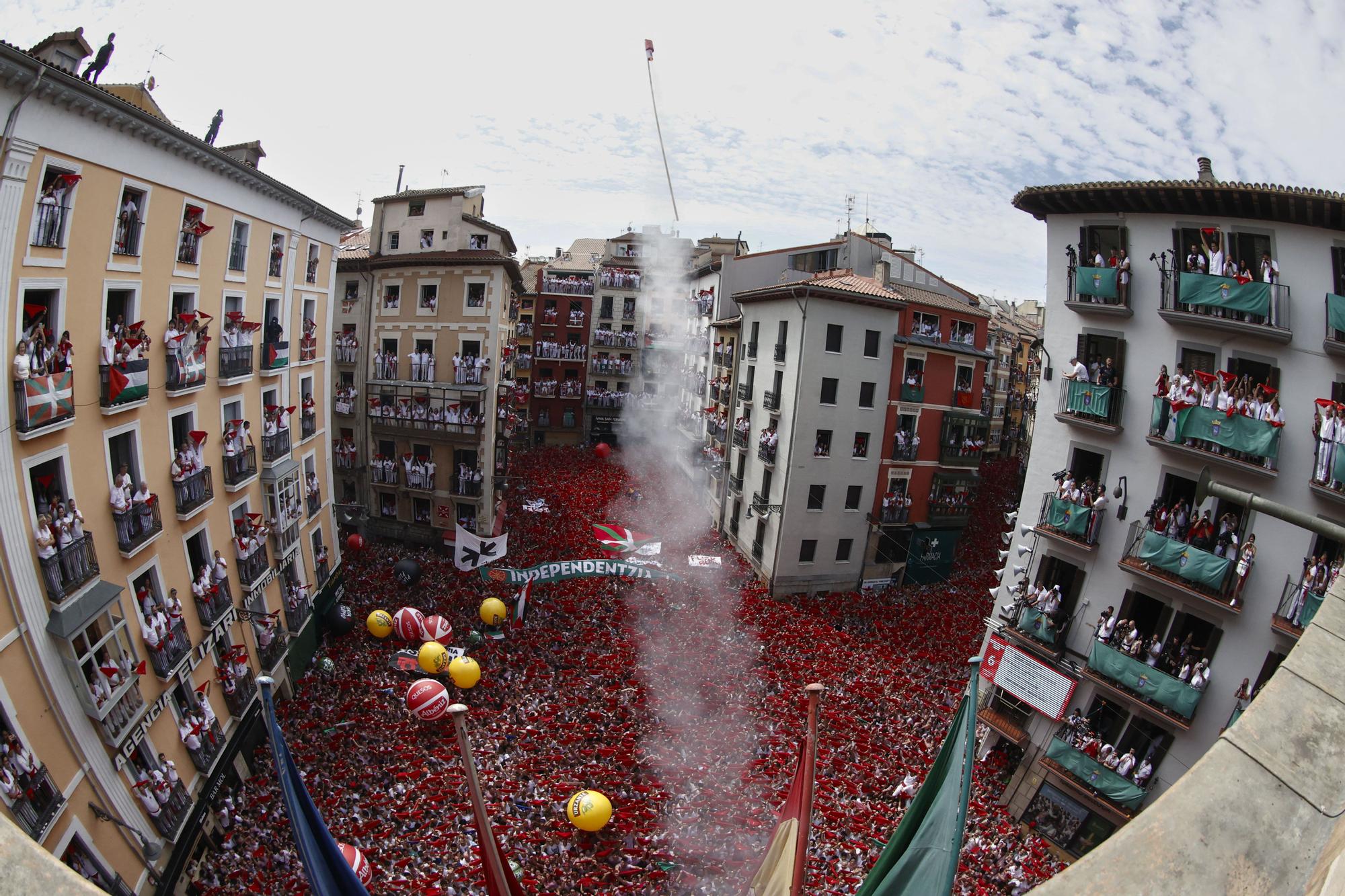 Fotos del  Chupinazo de San Fermín 2025 en Pamplona: ¡La fiesta más internacional se enciende con un grito solidario por Palestina!