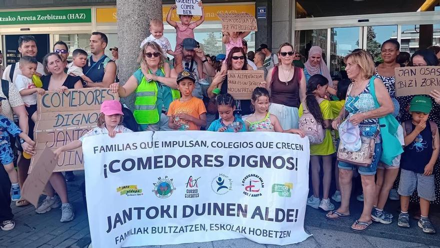 Sonora cacerolada y pitada en Basauri por "unos comedores dignos"