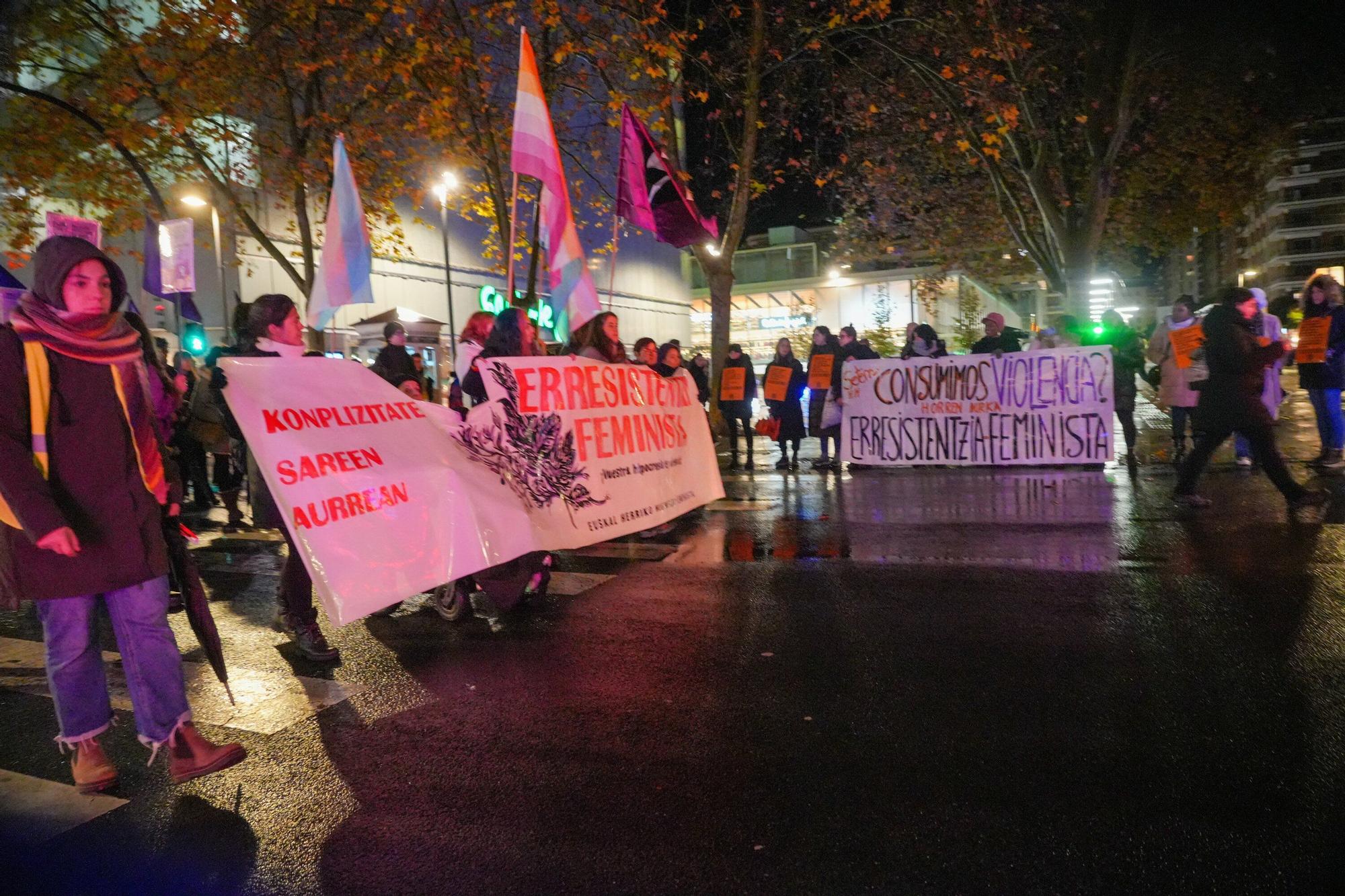 En imágenes: El Movimiento Feminista de Euskal Herria marcha por Vitoria el 25N