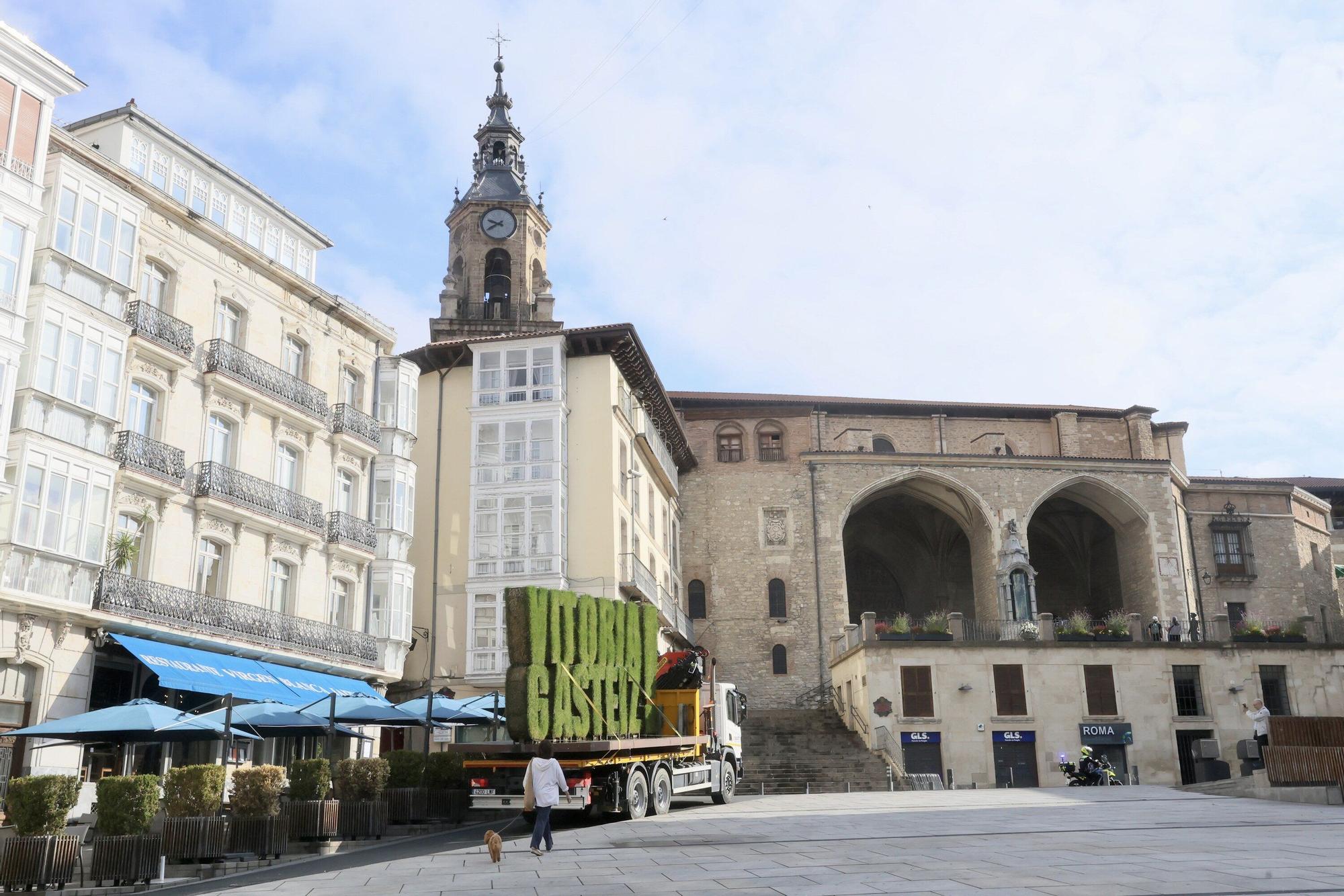 Retirada estatua vegetal de la Virgen Blanca con motivo de las fiestas de Vitora-Gasteiz