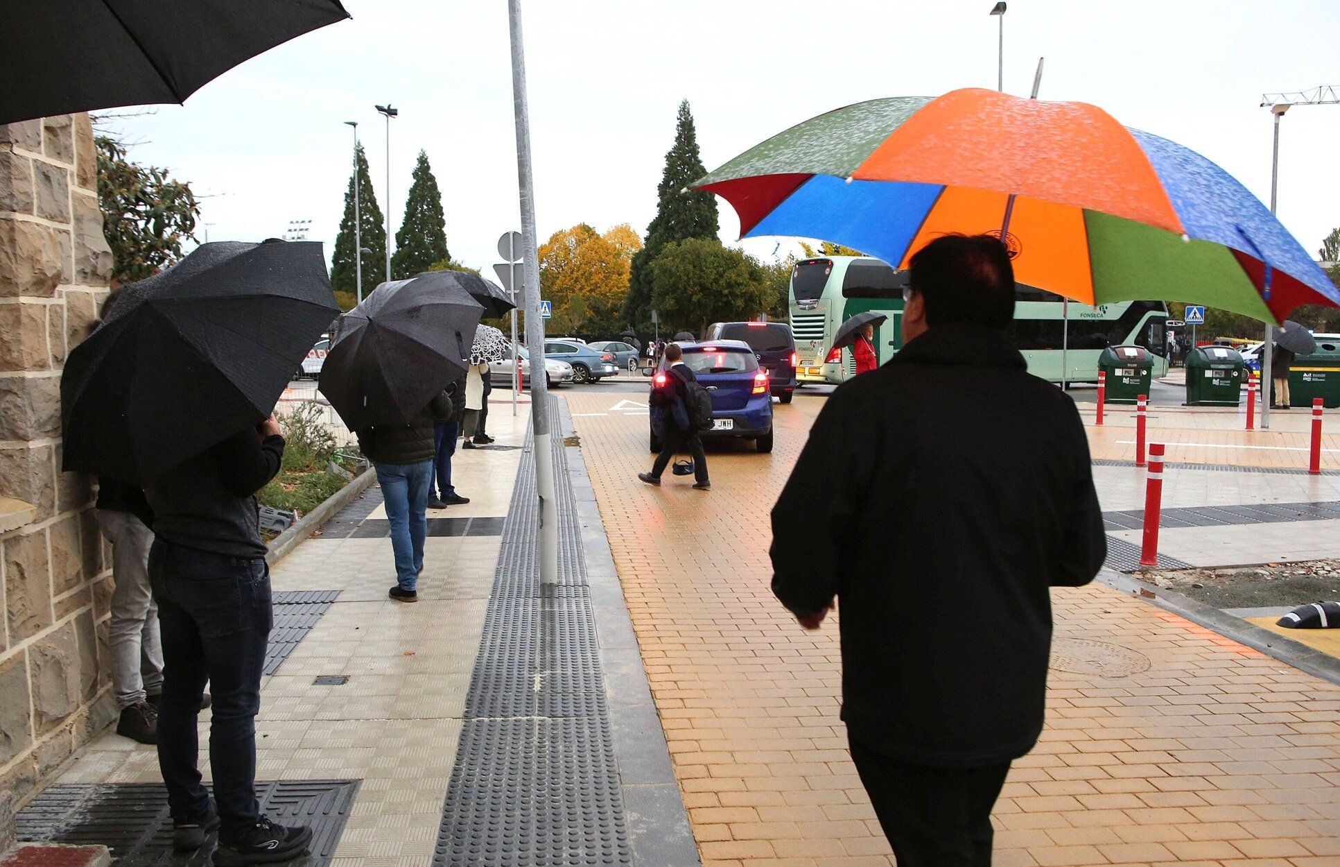 Movilización vecinal en la Txantrea contra los coches mal aparados a la salida del colegio