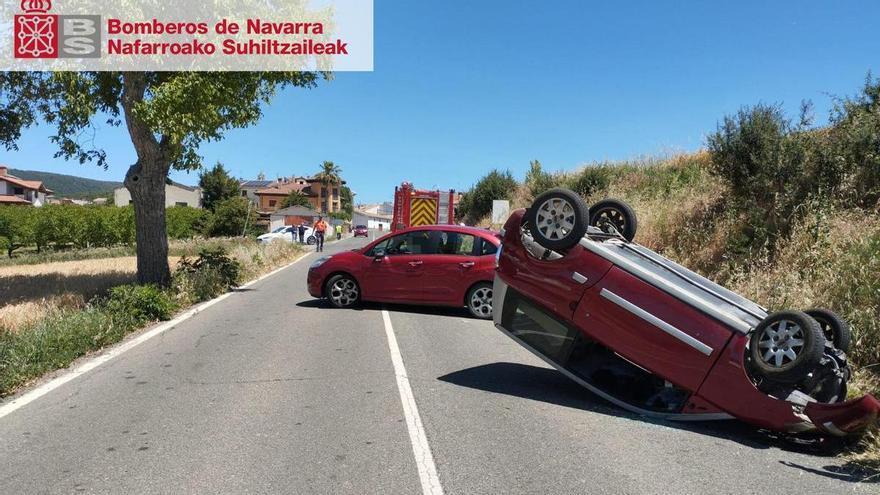 Herido de pronóstico reservado en una salida de vía con vuelco en Abárzuza