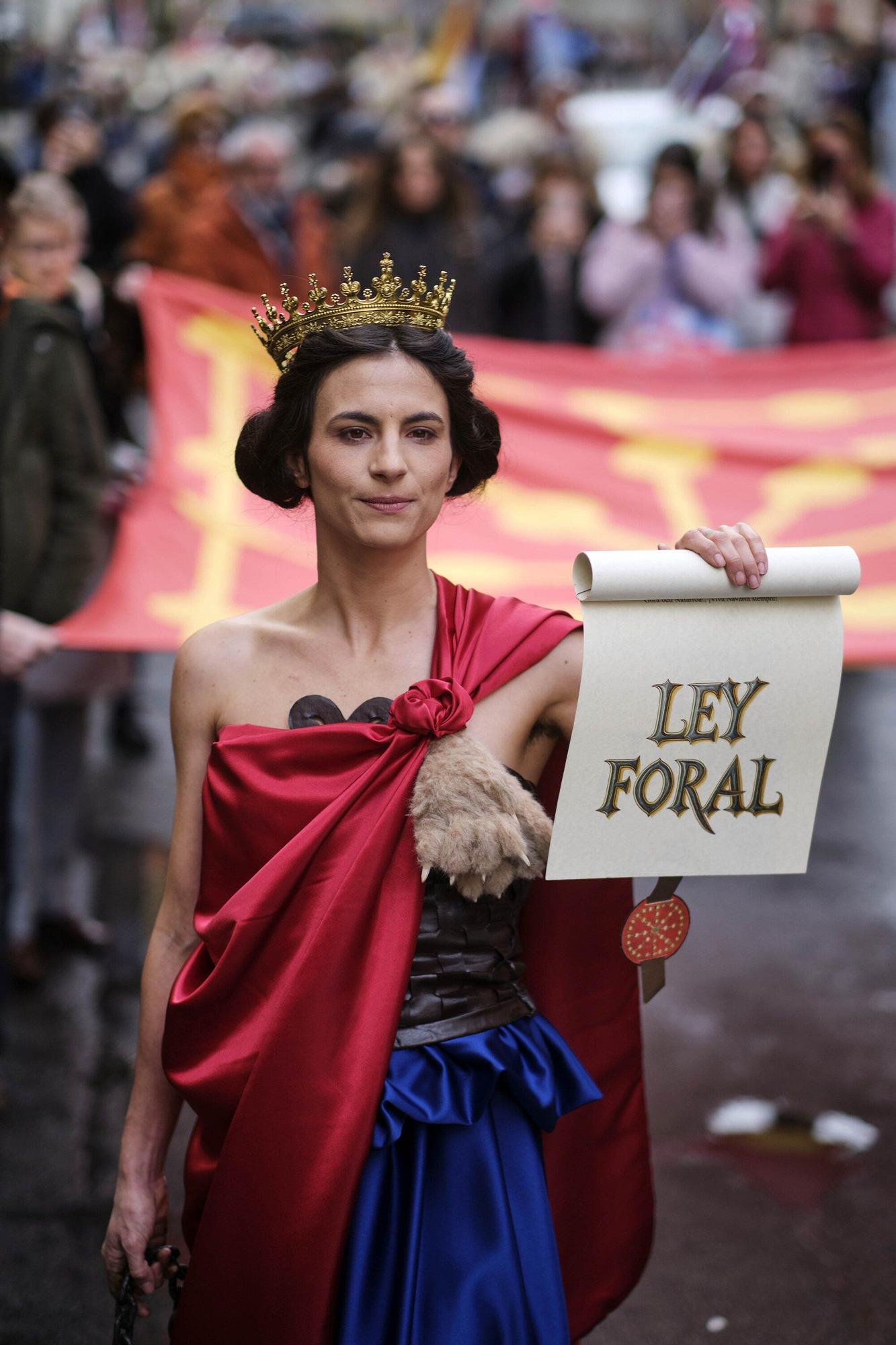 Fotos del homenaje a la estatua que corona el monumento que se erigió hace más de 100 años recordando la lucha popular en el Día de Navarra