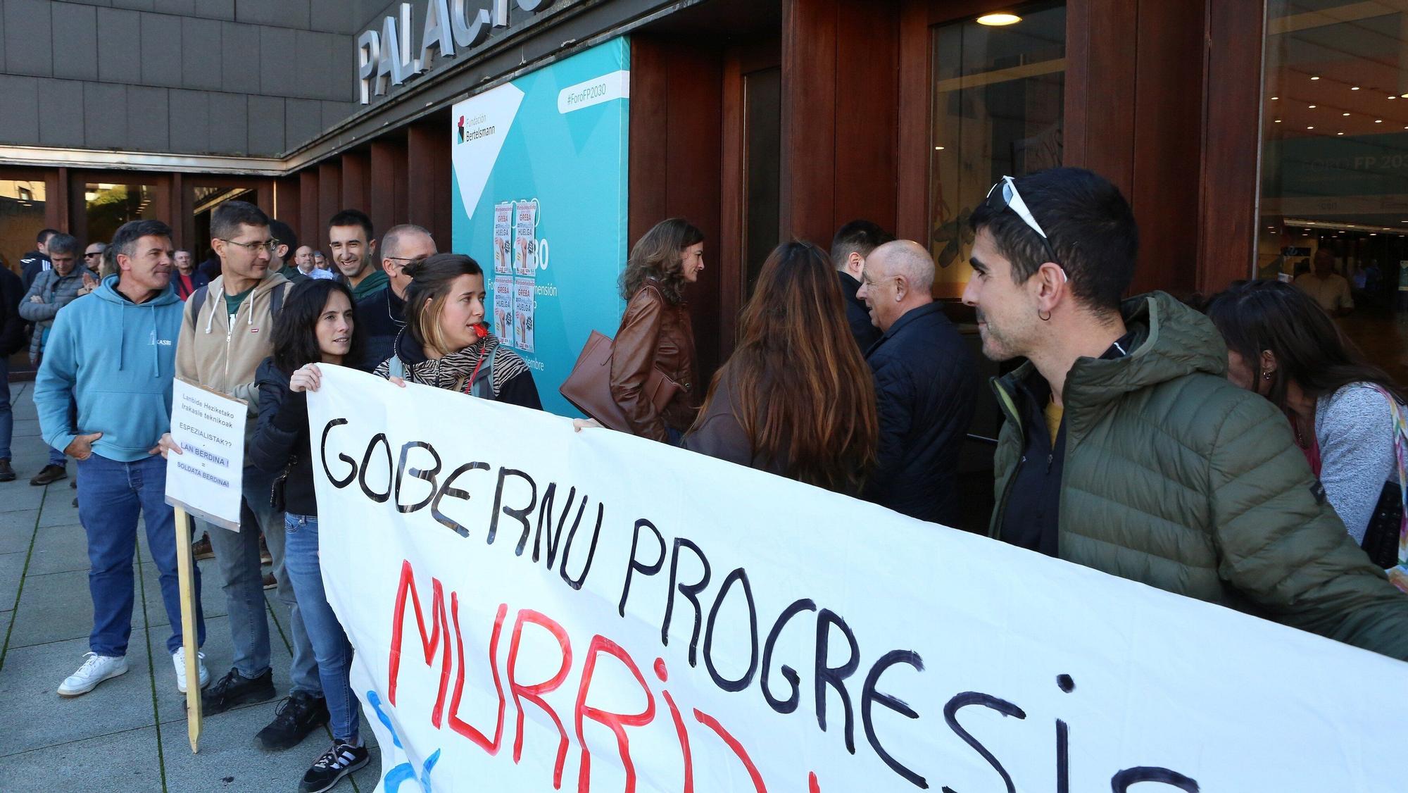 FOTOS | Momentos de tensión en la concentración de docentes de FP ante el Foro del Baluarte