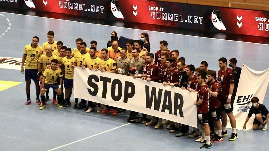 Ambos equipos posaron con una pancarta con el lema &#039;Stop war&#039; (no a la guerra).