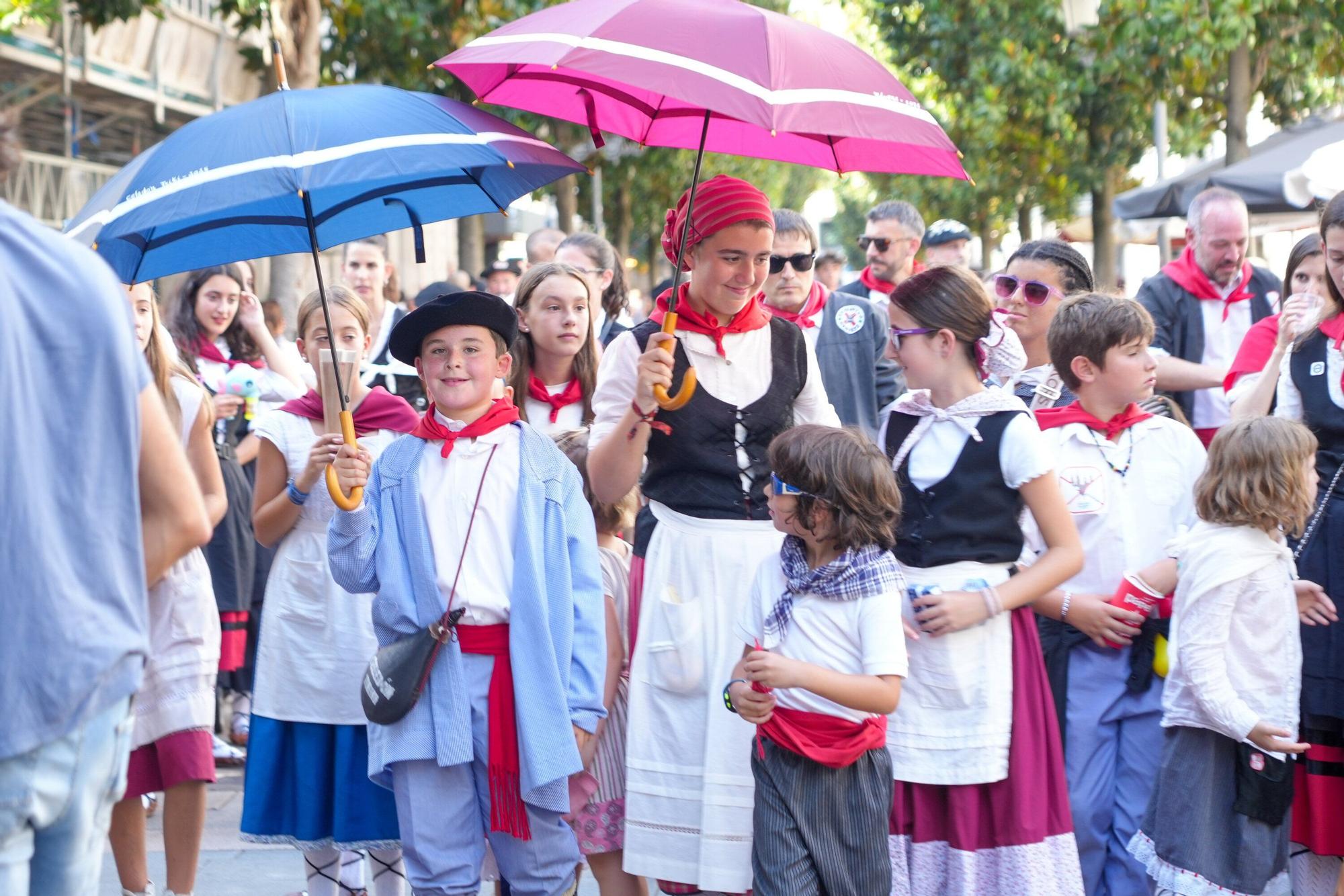 En imágenes: Celedón Txiki y Edurne lideran el paseíllo a pesar del calor