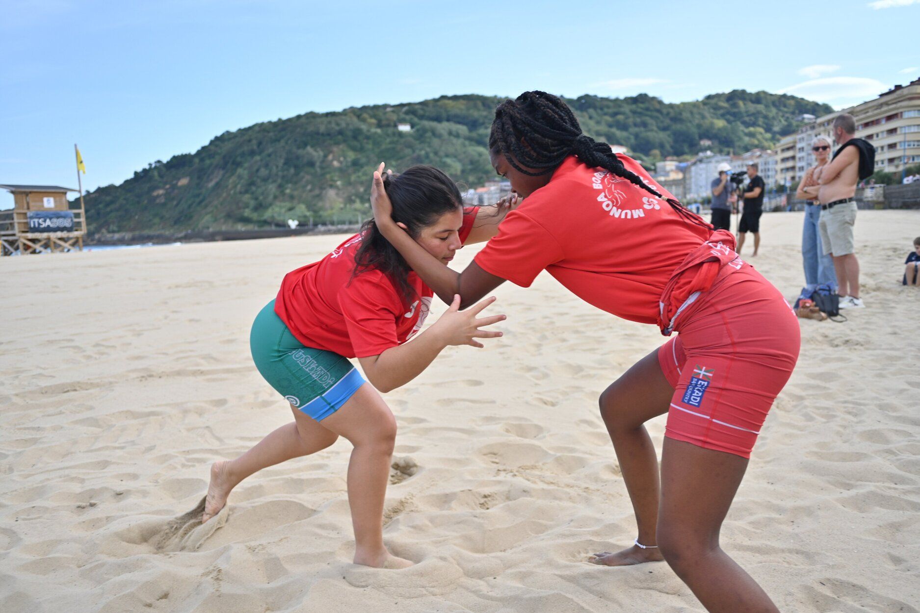 Espectacular exhibición de lucha canaria en la playa de la Zurriola