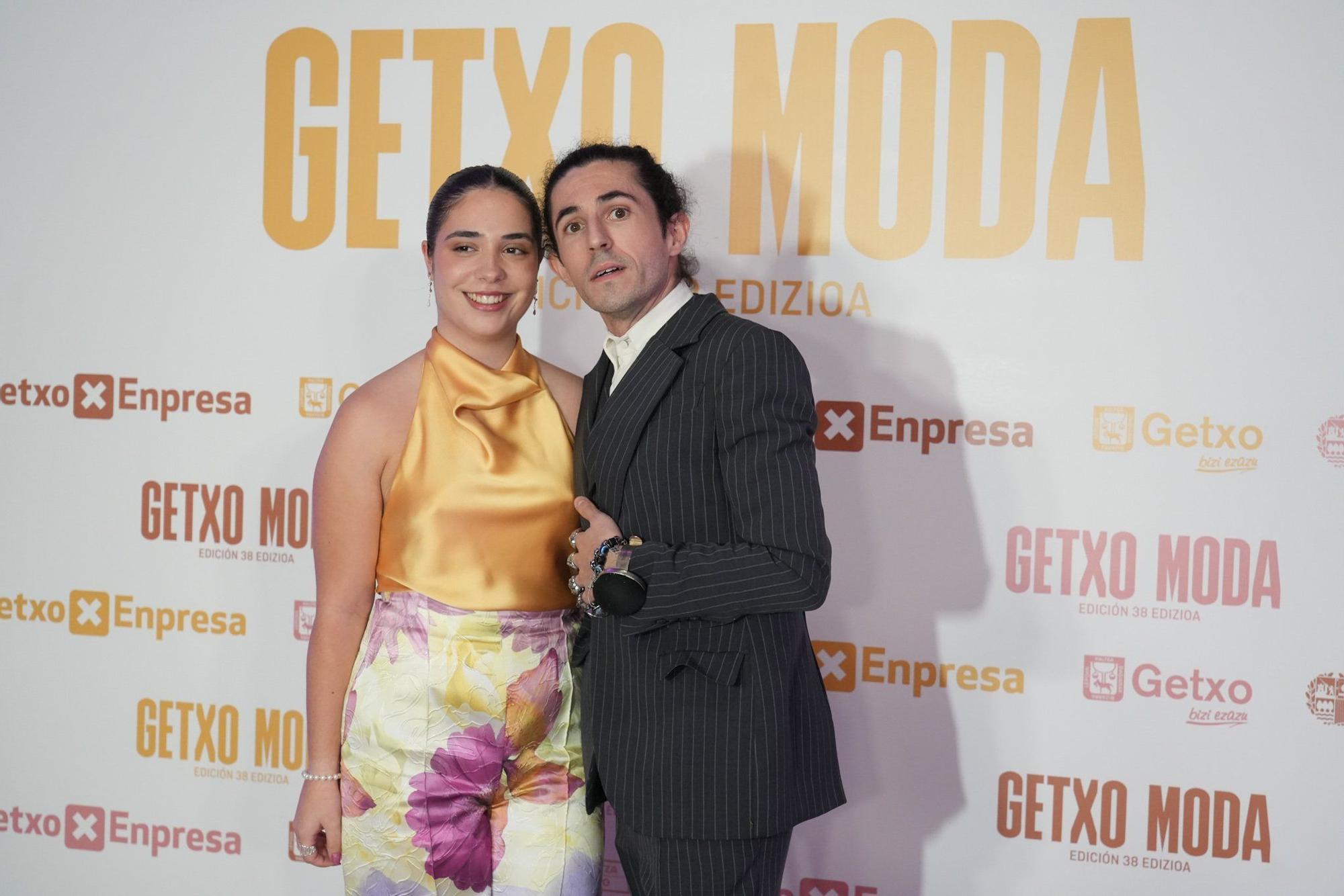 La modista de vestuario de escena, Irune González, y el modista de Getxo, Borja Hernández.