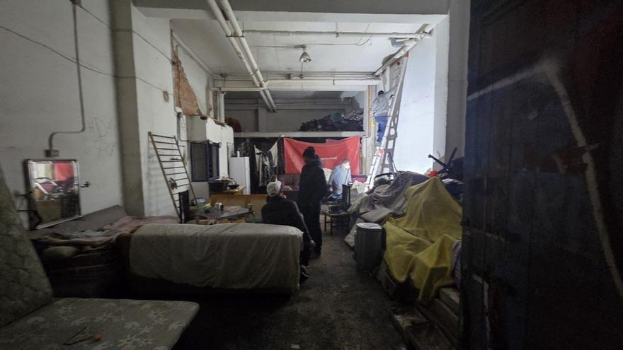 Los okupas de la bajera de Azpilagaña vuelven a engancharse ilegalmente a la luz de la comunidad