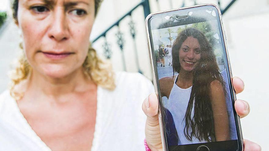 La madre de la joven Diana María Quer López-Pinel, de 18 años, que se encuentra desaparecida desde el pasado día 22.