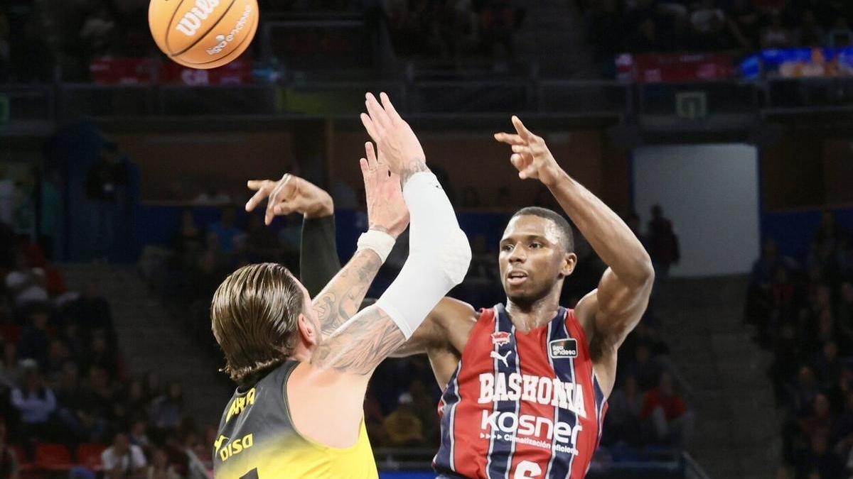 Diallo dobla el balón en el pasado Baskonia-Tenerife