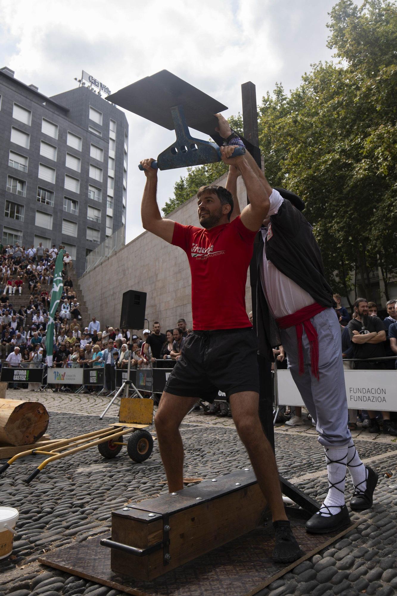 En imágenes: El torneo Virgen Blanca de Herri Kirolak se adueña de la Plaza de Los Fueros