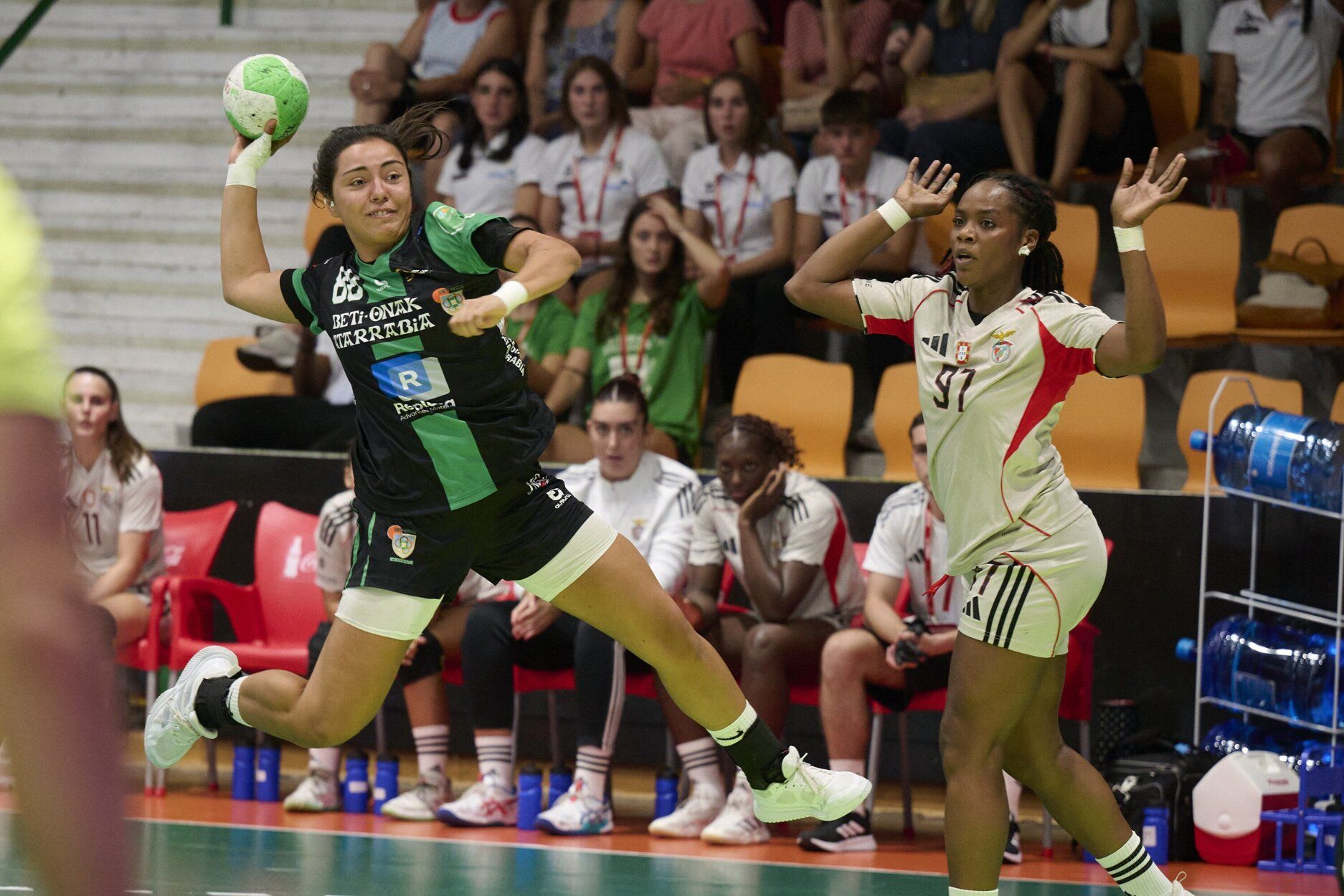 Fotos de las semifinales de la Supercopa Ibérica de balonmano en Anaitasuna