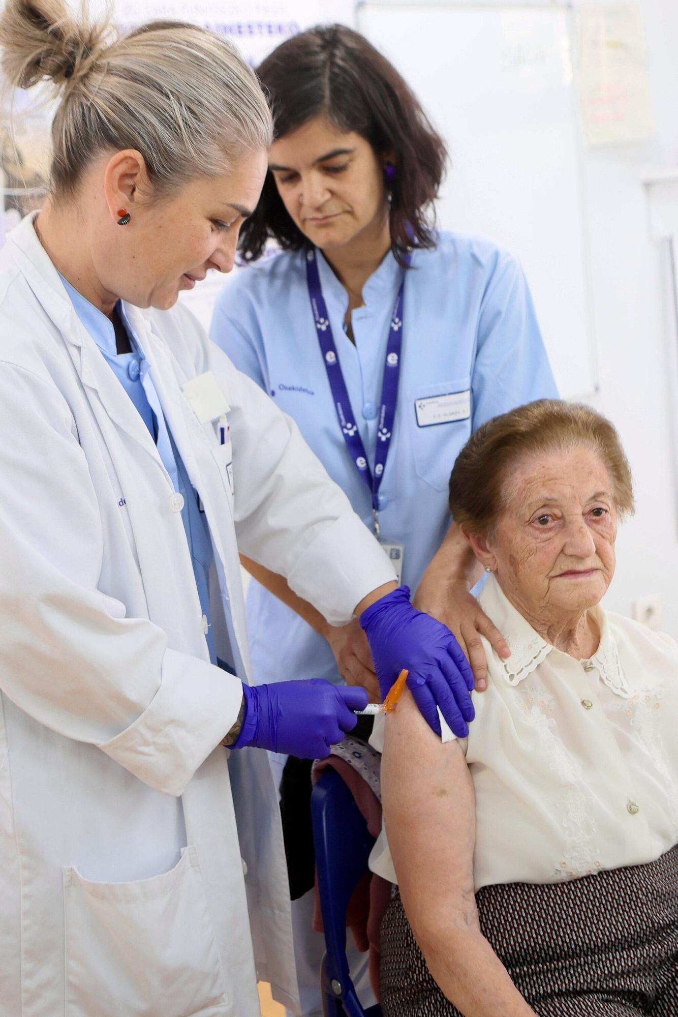 Una paciente del centro de salud de Olarizu es vacunada contra la gripe.