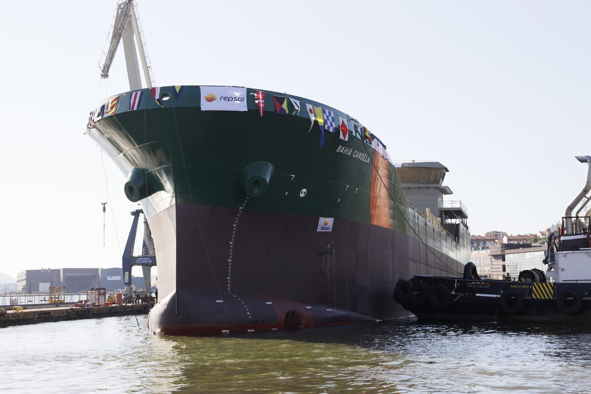 En imágenes: Murueta bota en Erandio un barco de transporte de combustible