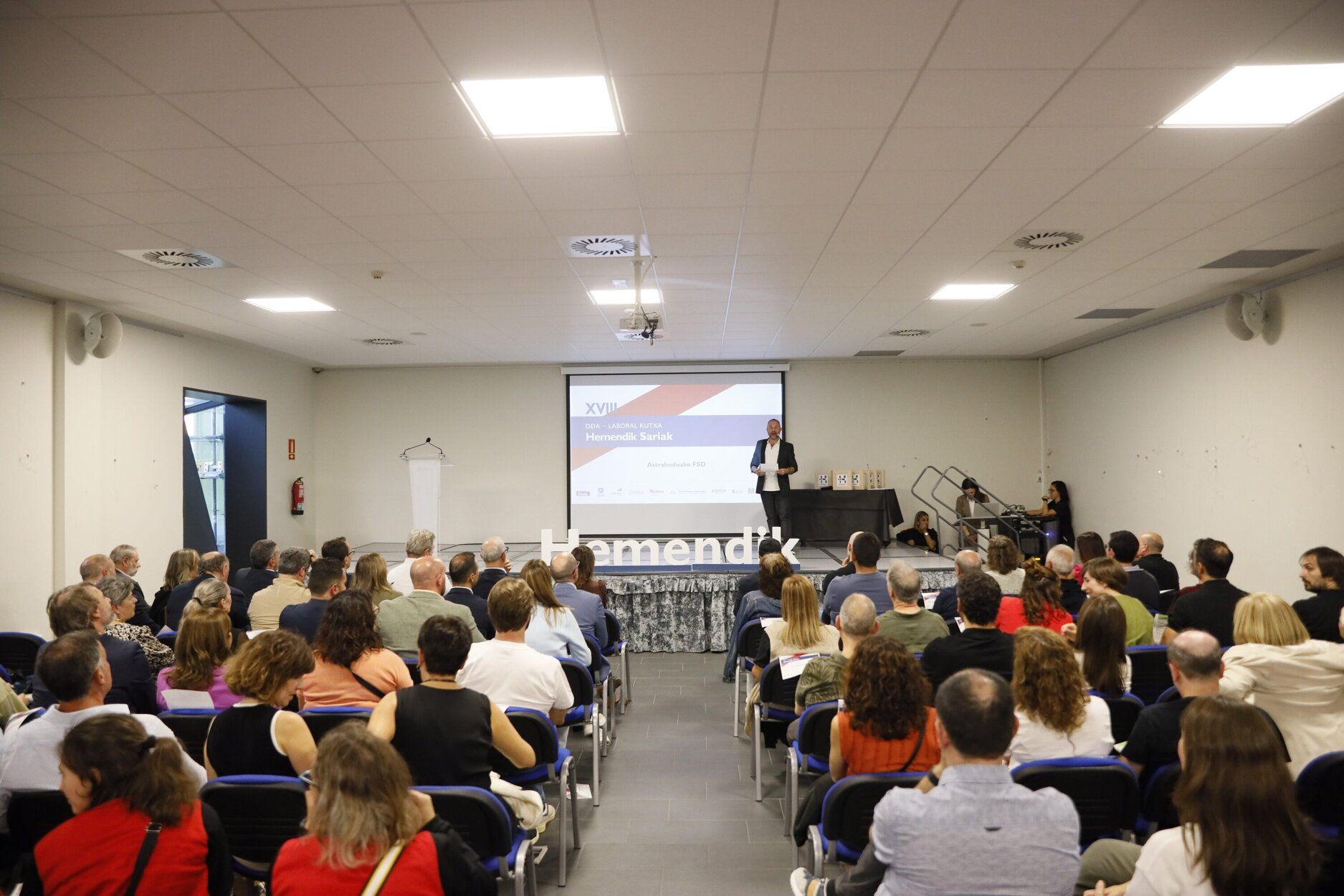 En imágenes: un canto a lo más cercano desde Derio en los DEIA Laboral Kutxa Hemendik Sariak