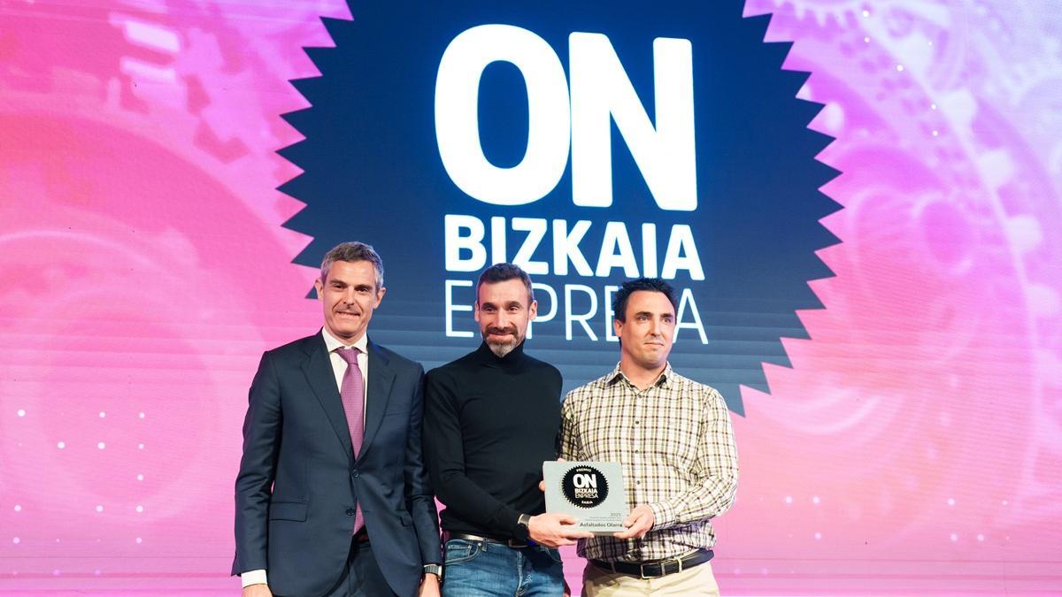 Momento en que representantes de la constructora recogen el premio.