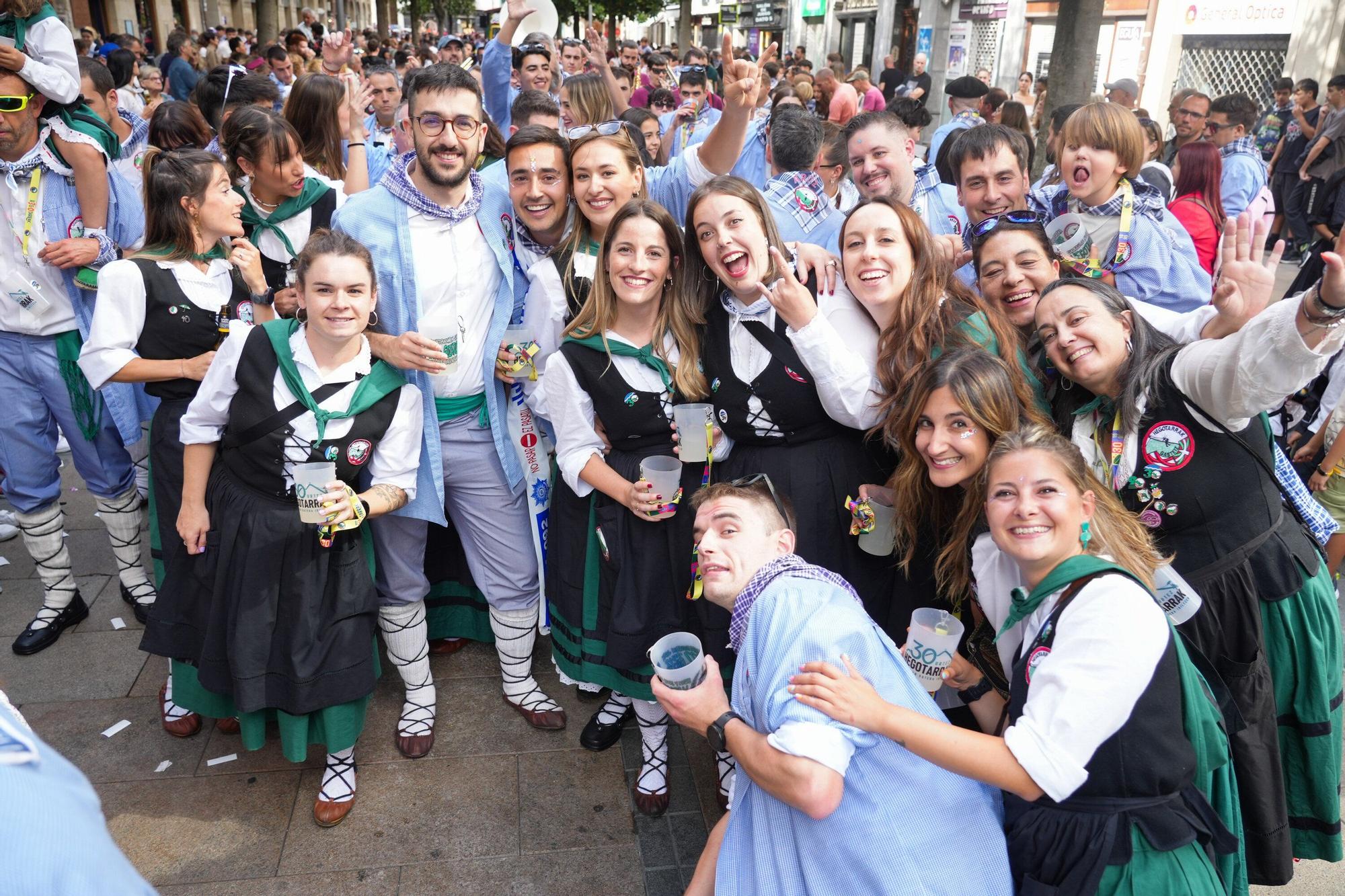 En imágenes: Blusas y neskas desfilan en una kalejira por Santiago