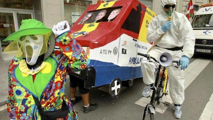 Varias decenas de empleados del servicio de transporte de emergencias de la empresa Ambuibérica se han manifestado hoy en Bilbao