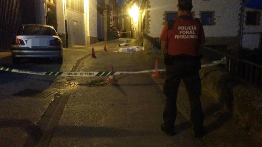 Un agente de la Policía Foral en el lugar de los hechos.