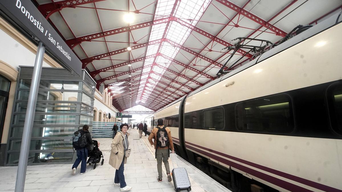 Un tren de larga distancia en la estación de Atotxa, en Donostia
