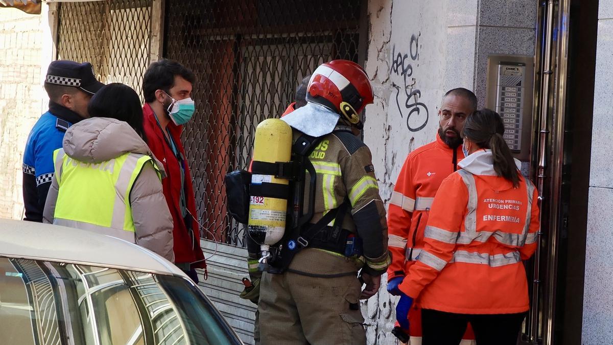 Efectivos de emergencias, en el lugar en el que se ha producido el incendio.