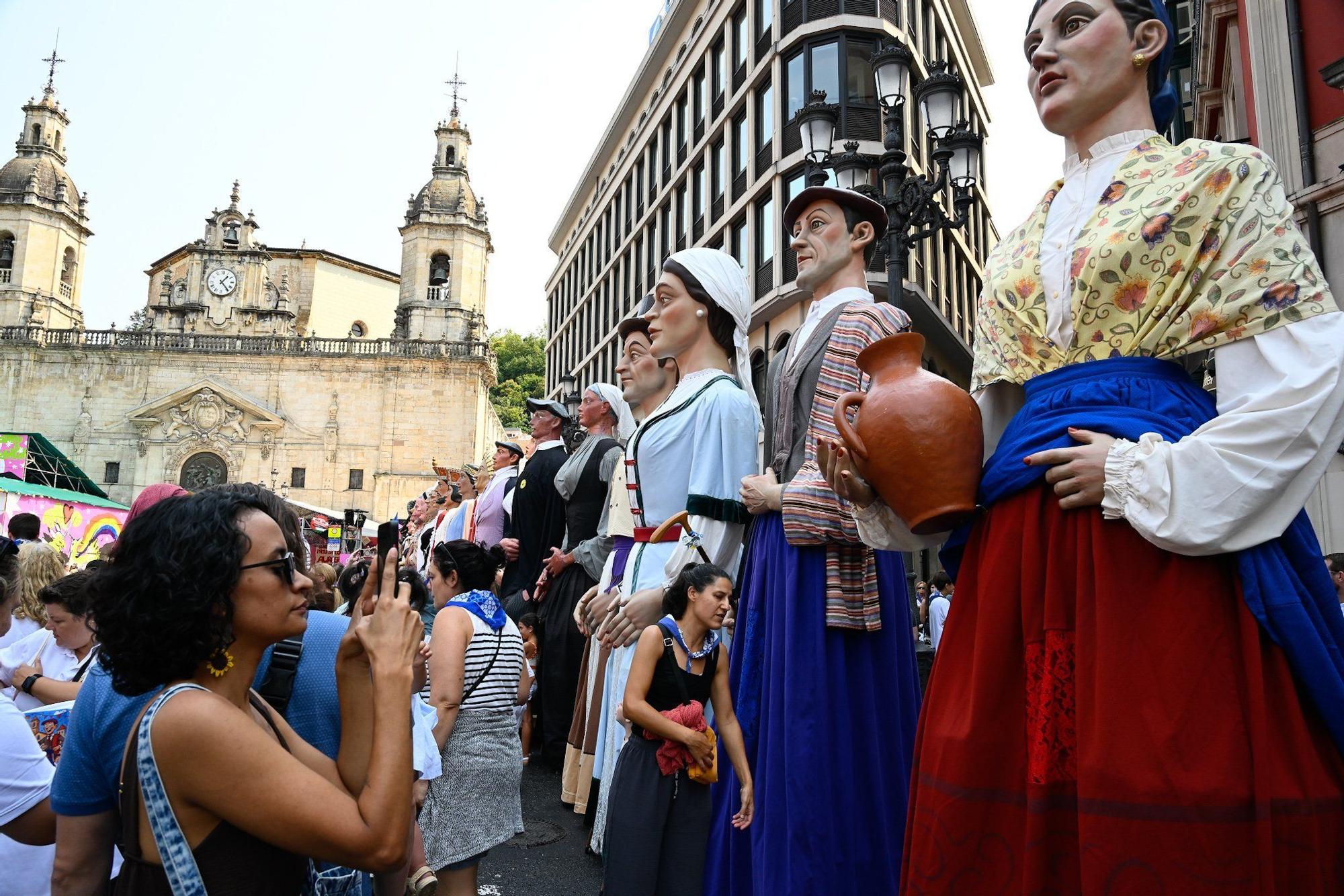 En imágenes: Los gigantes y cabezudos despiden Aste Nagusia a lo grande