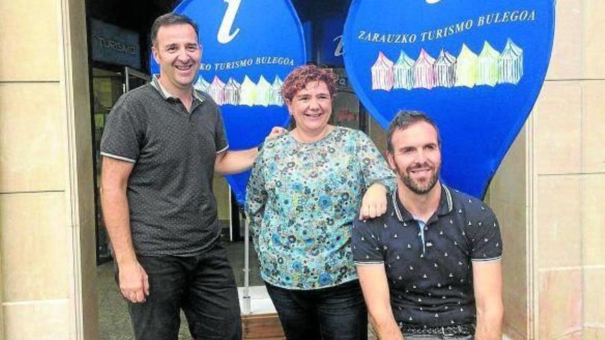 El edil Ixidor Larrañaga junto con dos trabajadores de la oficina de turismo, en la entrada del mismo.