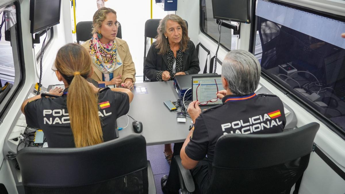 Presentación del nuevo servicio móvil de expedición de DNI y pasaportes en municipios alaveses