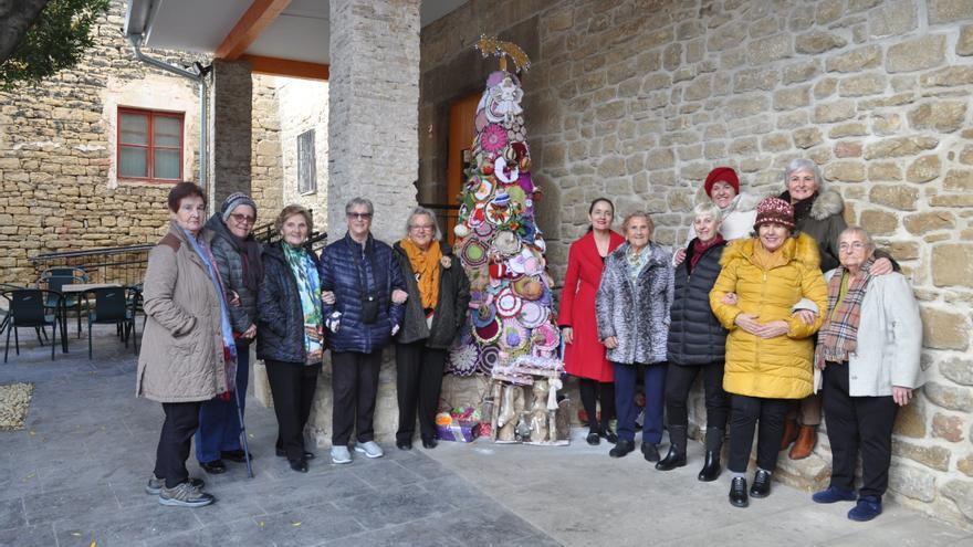 Un árbol de Navidad de ganchillo une a las mujeres de San Martín de Unx