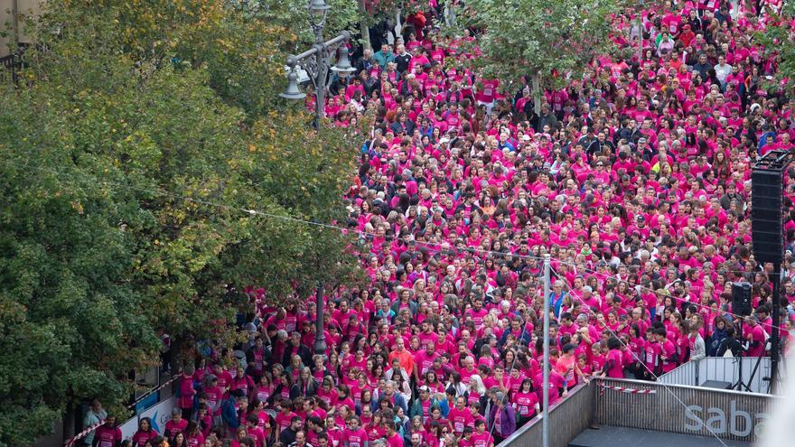 Una marea rosa convierte la Carrera de Saray en Pamplona en un nuevo récord solidario