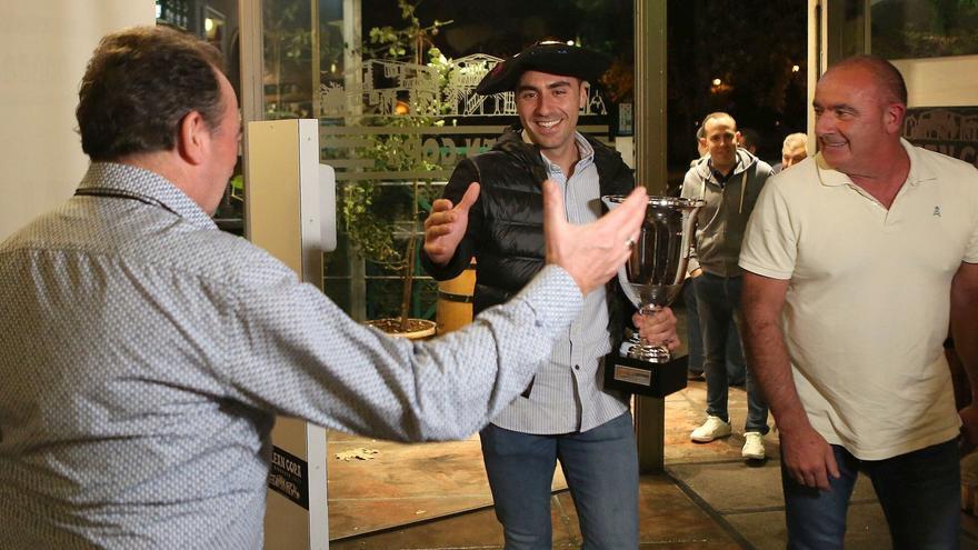 La celebración de la victoria de Peio Etxeberria