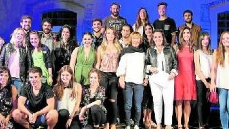 Foto de familia de los ganadores junto a los representantes de las instituciones organizadoras.