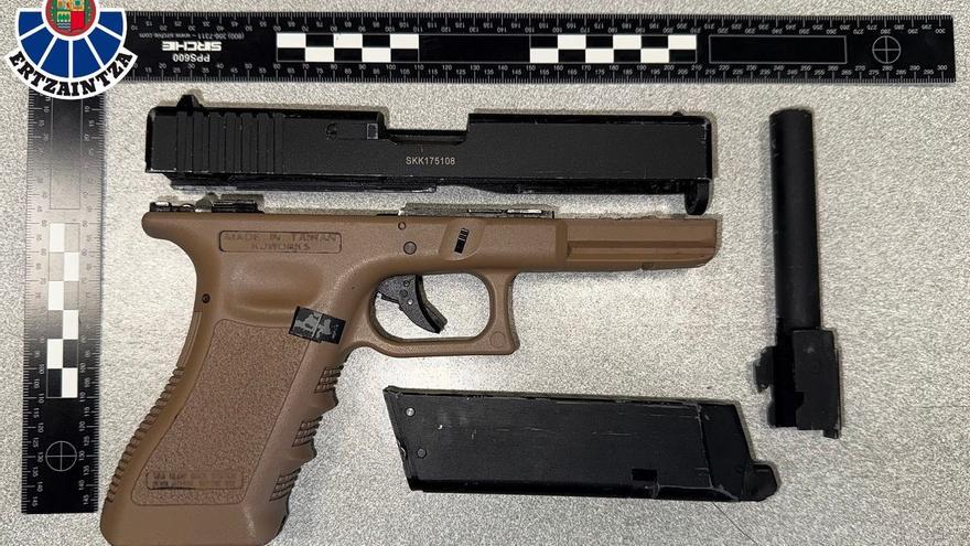 Amenaza con una pistola a la camarera de un bar en el que entró a robar