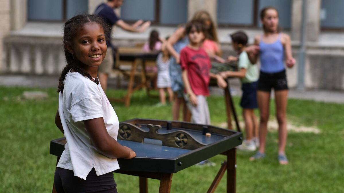 Niños jugando en el área Mari de la instalación ‘Larun’.