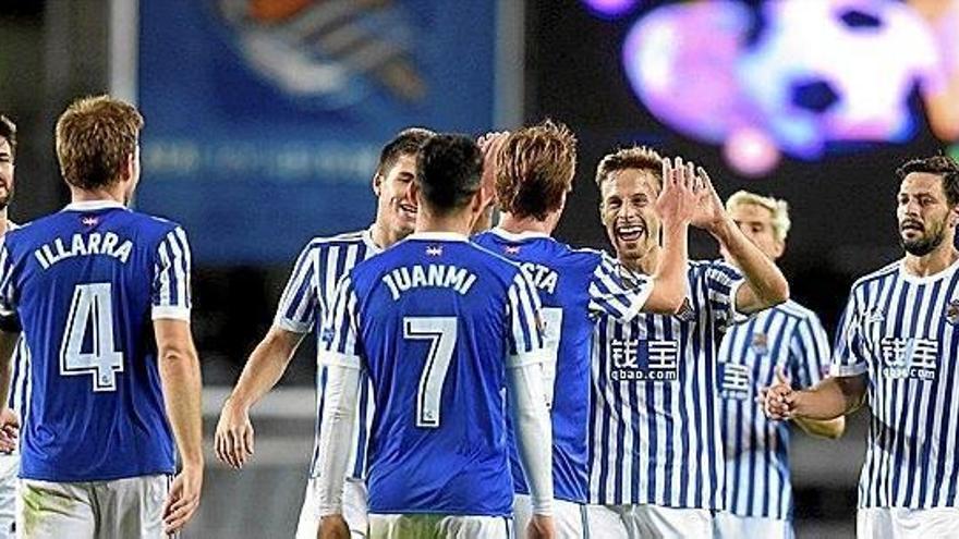 Los jugadores de la Real celebran el gol de Bautista contra el Vardar de Macedonia