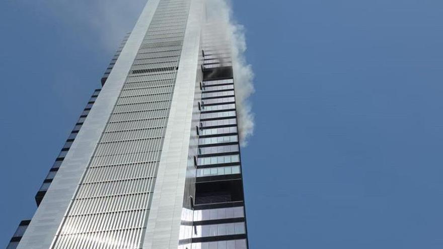 Un incendio obliga a desalojar la torre Moeve de Madrid y activa la búsqueda de tres personas en su interior