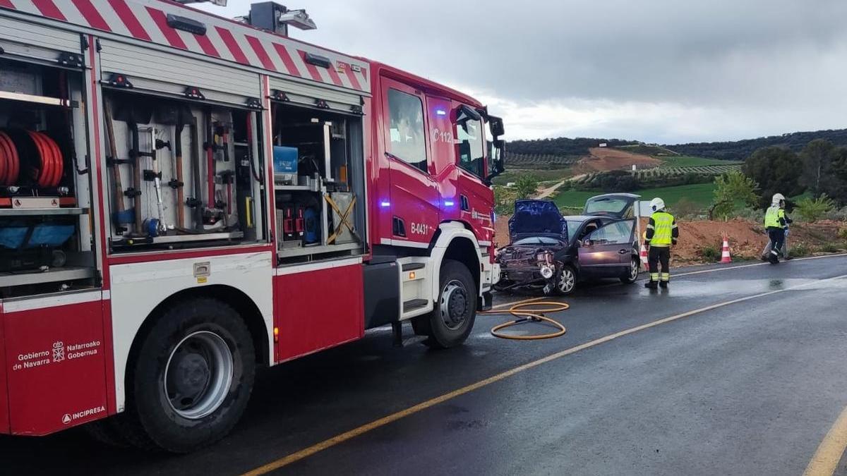 Imagen del vehículo siniestrado en la salida de vía en la NA-6140