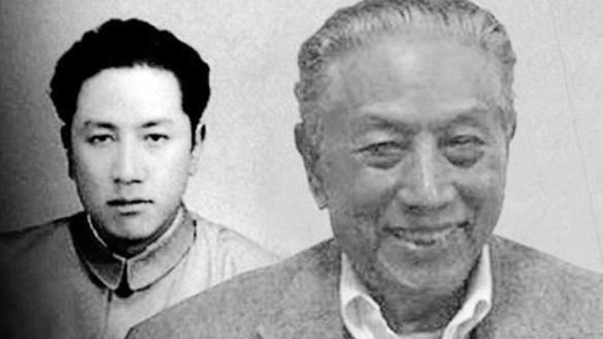 Phuntsok Wangyal posa ante una imagen de su juventud.