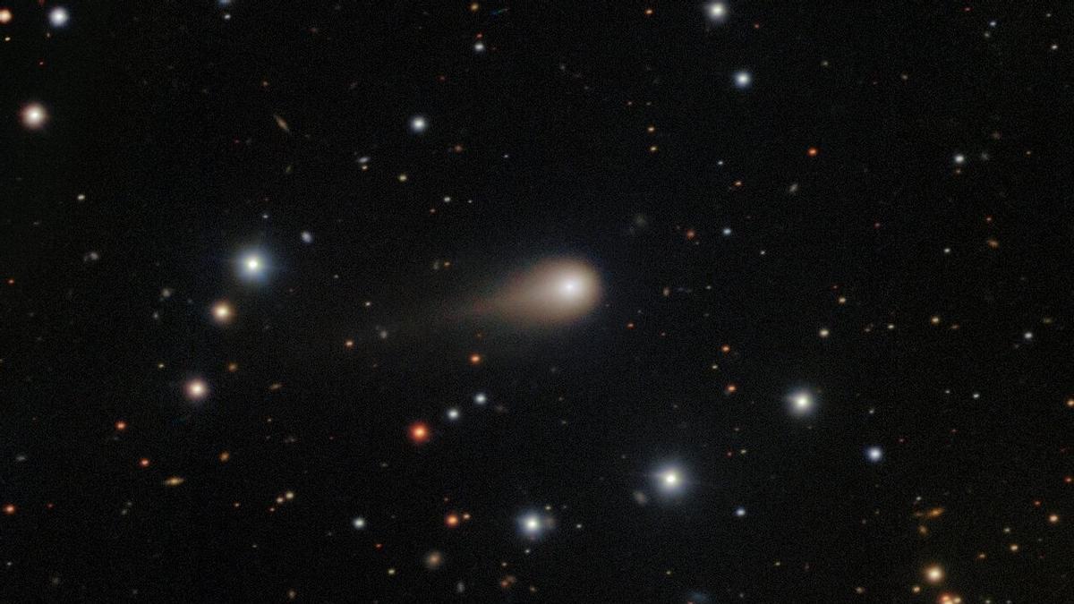 Cola creciente del cometa interestelar 3I/ATLAS. Cola creciente del cometa interestelar 3I/ATLAS.