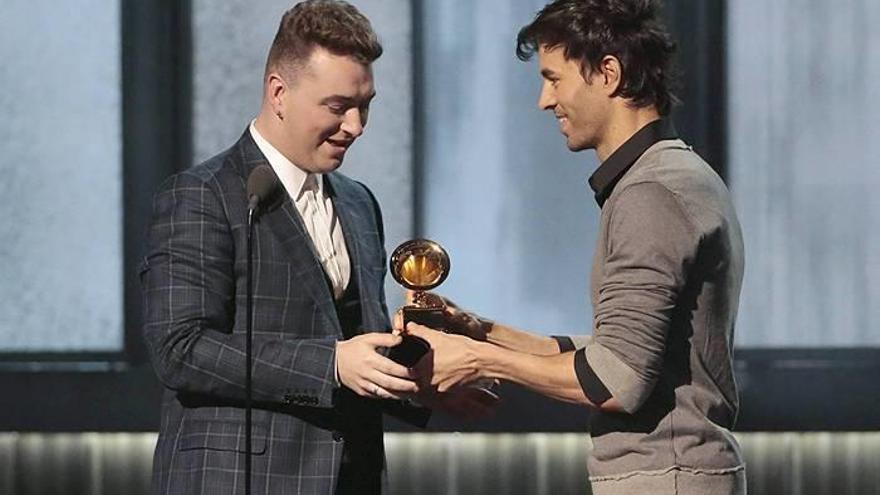 Enrique Iglesias entrega a  Sam Smith el Grammy a la mejor canción del año.