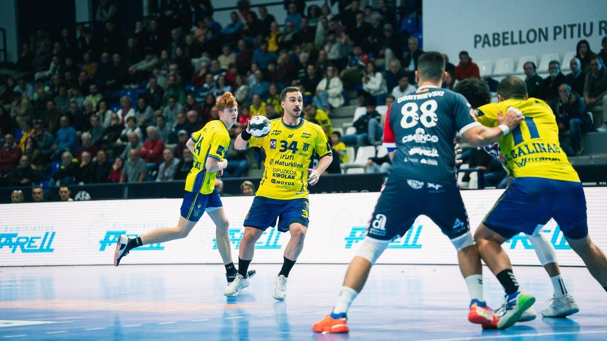 Nacho Valles organiza una jugada del Bidasoa, en el partido de ayer en Alicante.