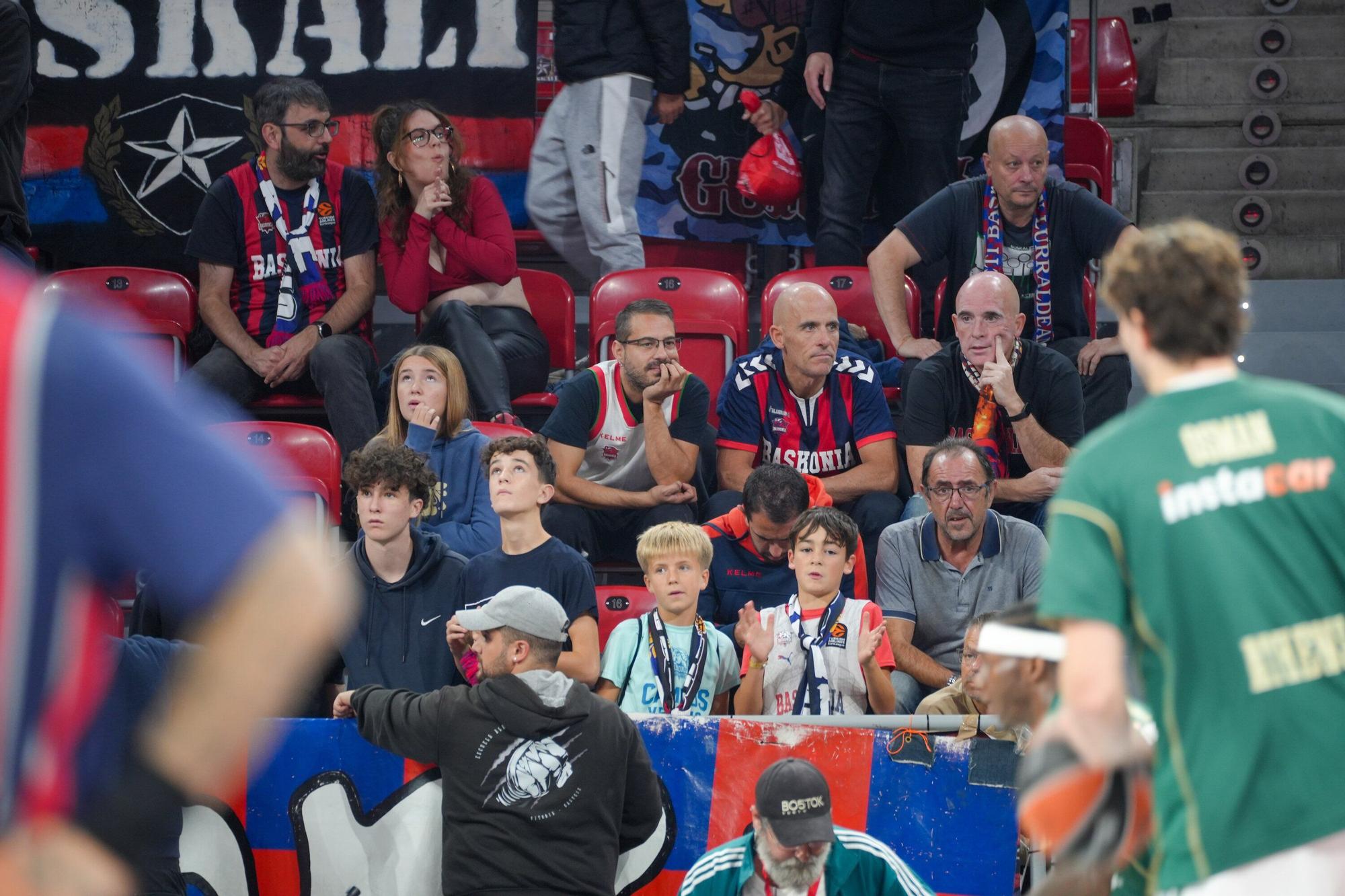 En imágenes: Ambientazo en el Baskonia-Panathinaikos (¡Búscate en las fotos!)